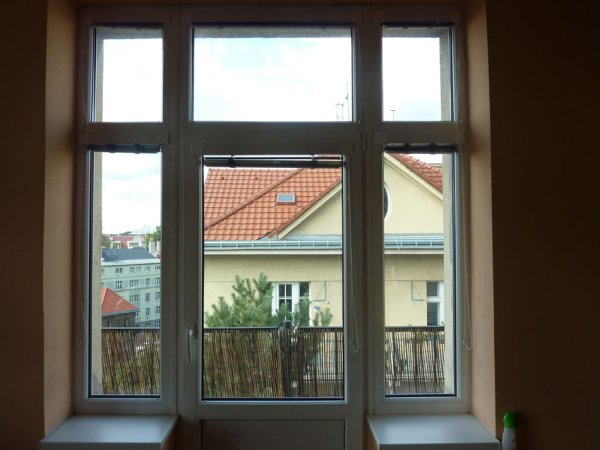 Čirá bezpečnostní fólie na okna rodinného domu 