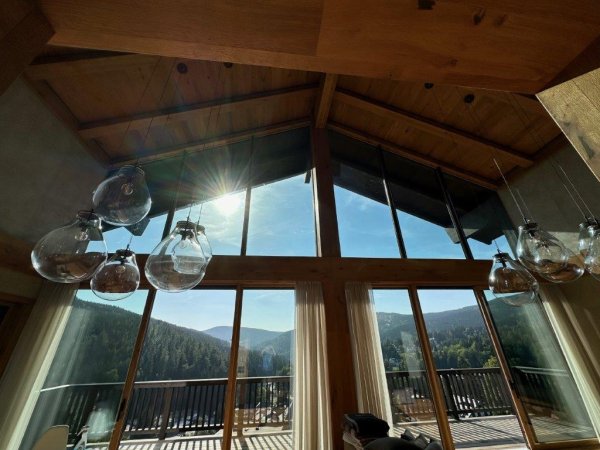 Světlá okenní fólie CLARITY 333 XC aplikována na 6 ks štítových skel