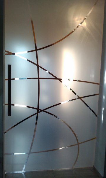 Křivky vyřezané do mléčné fólie