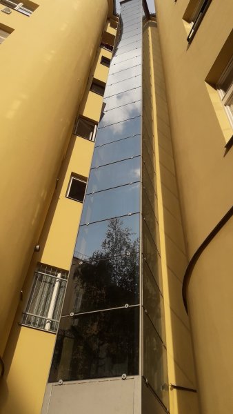 Prosklená výtahová šachta s instalovanou externí fólií TITAN 20 XTRA.