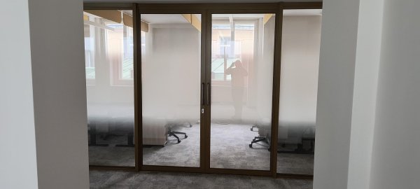 Optické oddělení prosklení gradientní degresivní fólií matnou mléčnou 