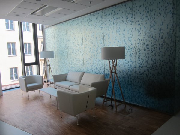 Barevný tisk na mléčnou fólii do kancelářských prostor, instalace na prosklenou příčku.