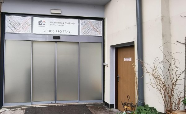 Matná mléčná fólie na prosklení vchodových dveří hotelové školy