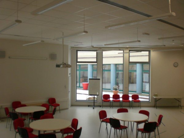 Ochranná fólie 8 MIL CLEAR INT v prostorech školy 