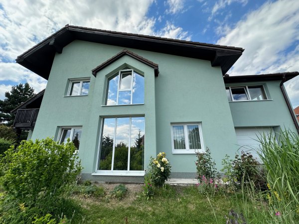 SILVER 35 XTRA , Externí fólie na rodinném domě pro snížení přehřívání a zajištění soukromí.