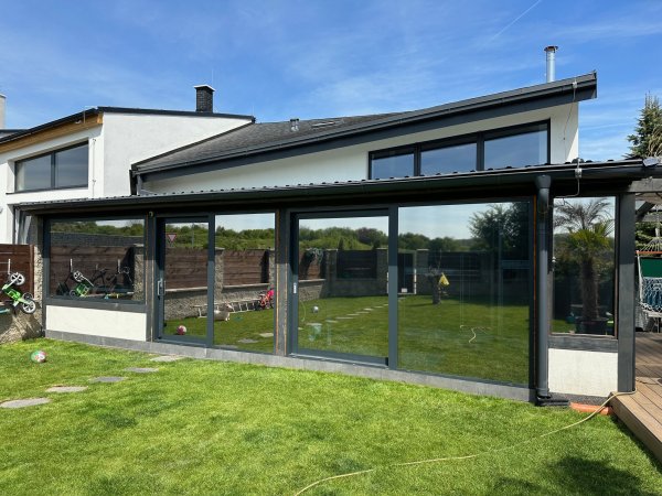 Externí protisluneční fólie SILVER 35 XTRA blokuje 66/% solárního tepla a zároveň zajistí během dne soukromí. 