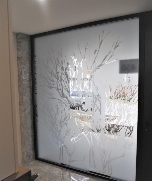 Řezná grafika do mléčné fólie - stromy.