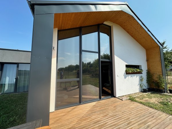 Externí fólie TITAN 35 XTRA , decentní fólie s filtrací tepla 54 %, fólie zajistí soukromí během dne díky své reflexi.