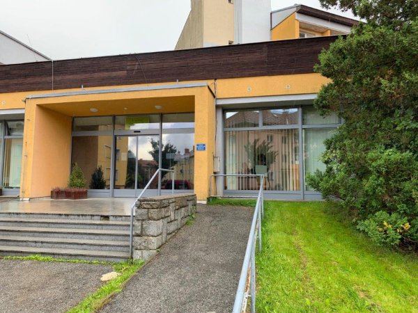 Externí reflexní decentní fólie TITAN 35 XTRA pro vytvoření reflexní plochy během dne.