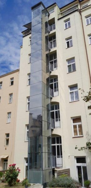 TITAN 20 XTRM decentní externí fólie pro prosklení výtahvé šachty pro snížení přenosu tepla. 