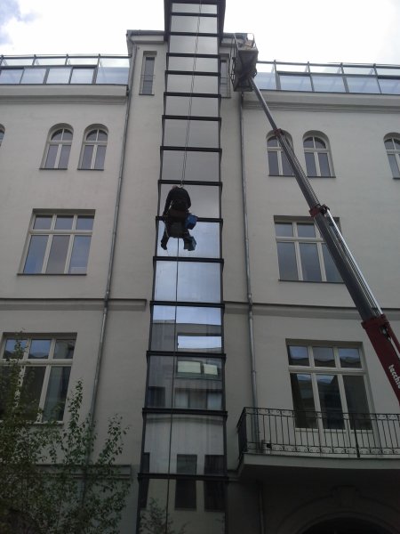 Externí fólie TITAN 20 XTRA na prosklení výtahové šachty.