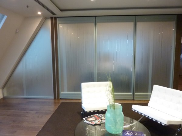 Řezaná grafika svislé prořezy proužků do mléčné fólie