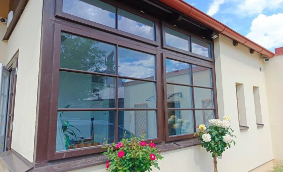 CLARITY 333XC světlá externí fólie odfiltruje 57% solárního tepla. 