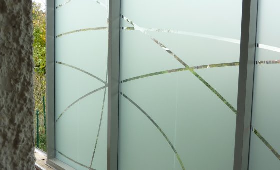 Řezaná grafika do mléčné fólie.