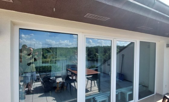 Světlá okenní fólie OPTILITE 75 XTRA proti horku s lehkým nádechem do modra.