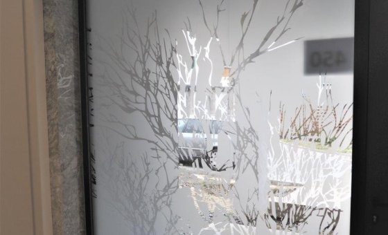 Řezaná grafika do mléčné fólie - stromy. 