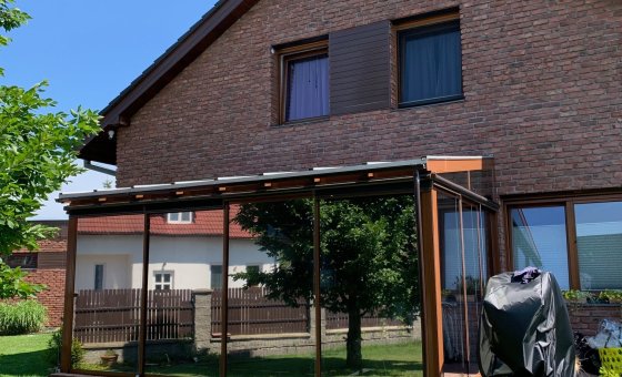 Solární fólie TITAN 20 XTRA na externí straně skla.