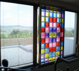 Barevná mozaika na skle , barevné okenní fólie s efektem probarveného skla