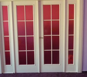 Růžová fólie na skle dveřích pro dekoraraci