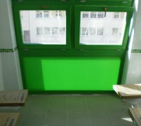 Zajištění soukromí v mateřské školce translucentní matnou fólií na sociálních zařízeních.