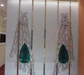 Panely polepené fólií s barevným tiskem pro vytvoření a doplnění designu prodejny. 