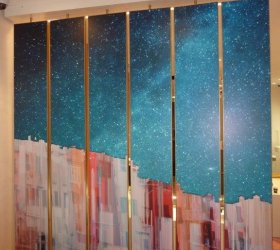 Panely polepené fólií s barevným tiskem pro vytvoření a doplnění designu prodejny. 