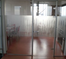 Designový popel fólií na prosklené příčky