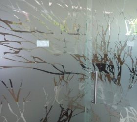 grafika strom vyřezáno do matné mléčné fólie 