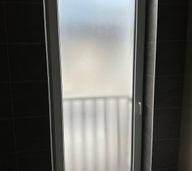 Privátní mléčná fólie s efektem pískovaného skla.