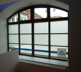 Privátní mléčná fólie s efektem pískovaného skla.