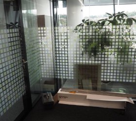 Designový popel fólií na prosklené příčky