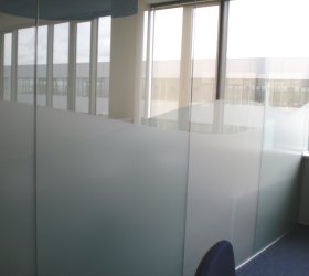 Privátní mléčná fólie s efektem pískovaného skla.