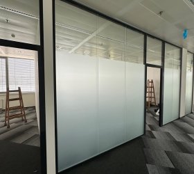 Privátní mléčná fólie s efektem pískovaného skla.