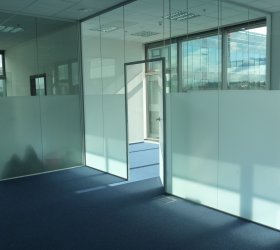 Privátní mléčná fólie s efektem pískovaného skla.