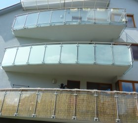Matná mléčná fólie na balkónovém prosklení
