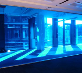 Ukázka dělící prosklené stěny , instalace dvou vrstev modré barevné fólie.