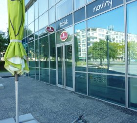 Světlá okenní fólie na prosklení výlohy , fólie proti horku a blednutí vystaveného zboží 