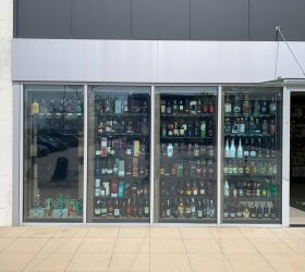 Světlá okenní fólie na prosklení výlohy , fólie proti horku a blednutí vystaveného zboží 