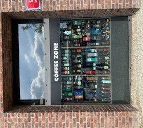 Světlá okenní fólie na prosklení výlohy , fólie proti horku a blednutí vystaveného zboží 