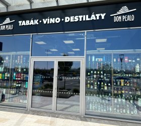 Světlá okenní fólie na prosklení výlohy , fólie proti horku a blednutí vystaveného zboží 