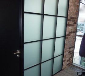 Privátní mléčná fólie s efektem pískovaného skla.