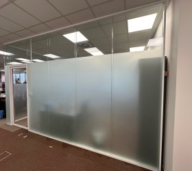 Privátní mléčná fólie s efektem pískovaného skla.