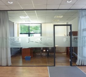 Designový popel fólií na prosklené příčky