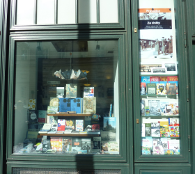 Světlá okenní fólie na prosklení výlohy , fólie proti horku a blednutí vystaveného zboží 