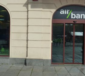 Světlá okenní fólie na prosklení výlohy , fólie proti horku a blednutí vystaveného zboží 