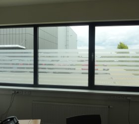 Proužky z matné mléčné fólie , řezaná grafika 