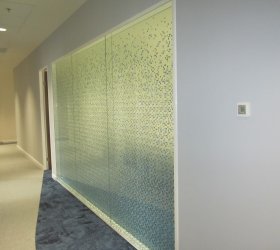 Designový popel fólií na prosklené příčky