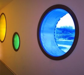 Barevná fólie modrá s efektem probarveného skla do prostor mateřské školky