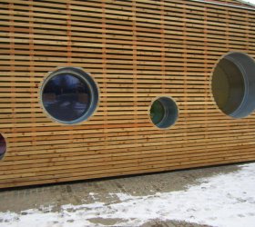 Mateřská škola a barevné fólie na skle.