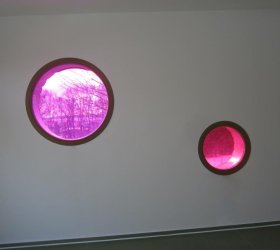 Mateřská škola a barevné fólie na skle.